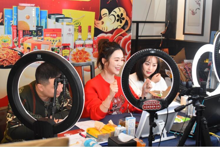 抖音直播怎么提高成交转化（打破销售瓶颈：深度解析直播带货）-叶子木笔记